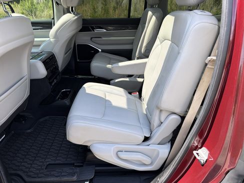 Used 2022 Jeep Wagoneer Series III w/ Premium Group I AWD/4WD image 22