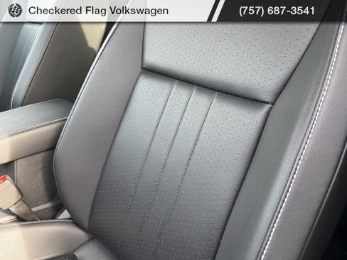 Used 2024 Volkswagen Tiguan SE image 20