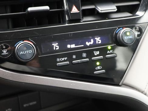 Used 2024 Toyota Camry SE image 19