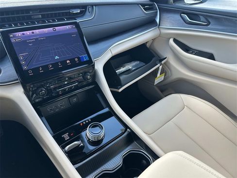 New 2025 Jeep Grand Cherokee L Limited image 18