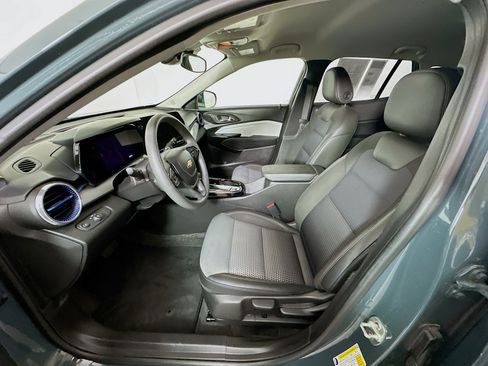 Used 2025 Chevrolet Trax LT FWD image 13
