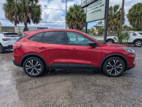 Used 2022 Ford Escape SE w/ SE Sport Appearance Package FWD image 3