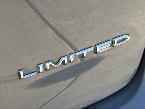 Used 2023 Chrysler Pacifica Limited FWD image 24