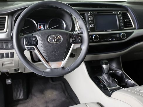 Used 2016 Toyota Highlander XLE image 12