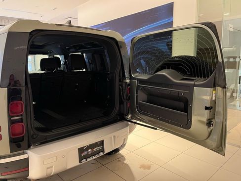 Used 2025 Land Rover Defender 110 S image 20