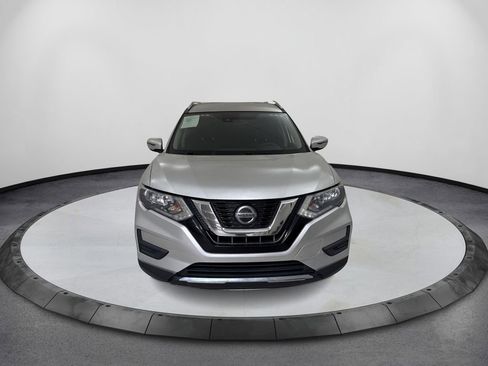 Used 2019 Nissan Rogue SV image 2