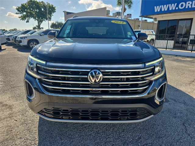 Used 2024 Volkswagen Atlas SE w/ Panoramic Sunroof Package FWD image 2