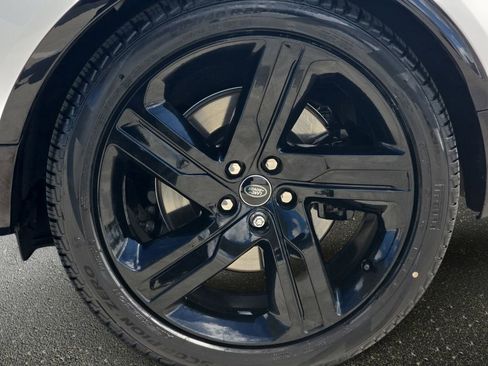 Used 2025 Land Rover Discovery Metropolitan Edition image 36