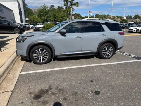Used 2022 Nissan Pathfinder Platinum w/ Cargo Package AWD/4WD image 2