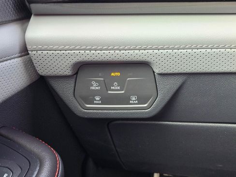 Used 2024 Volkswagen Atlas Peak Edition SEL AWD/4WD image 31