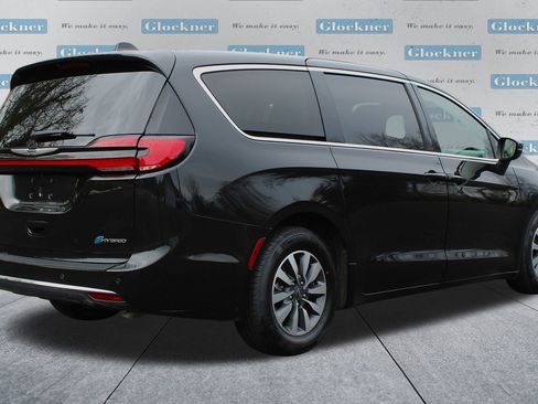 Used 2023 Chrysler Pacifica Touring-L image 6
