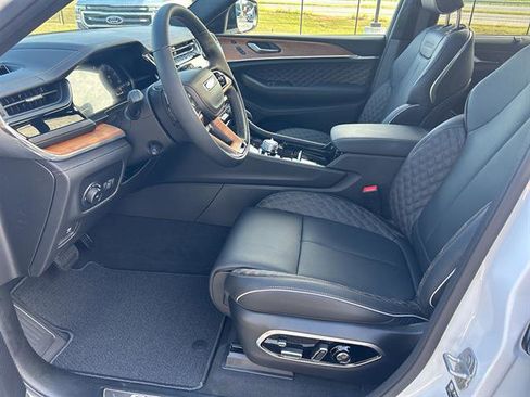 New 2025 Jeep Grand Cherokee Summit image 12