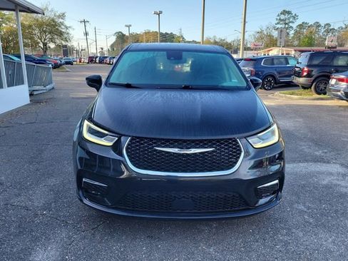 Used 2023 Chrysler Pacifica Touring-L image 5