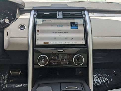 New 2025 Land Rover Discovery Dynamic SE image 18