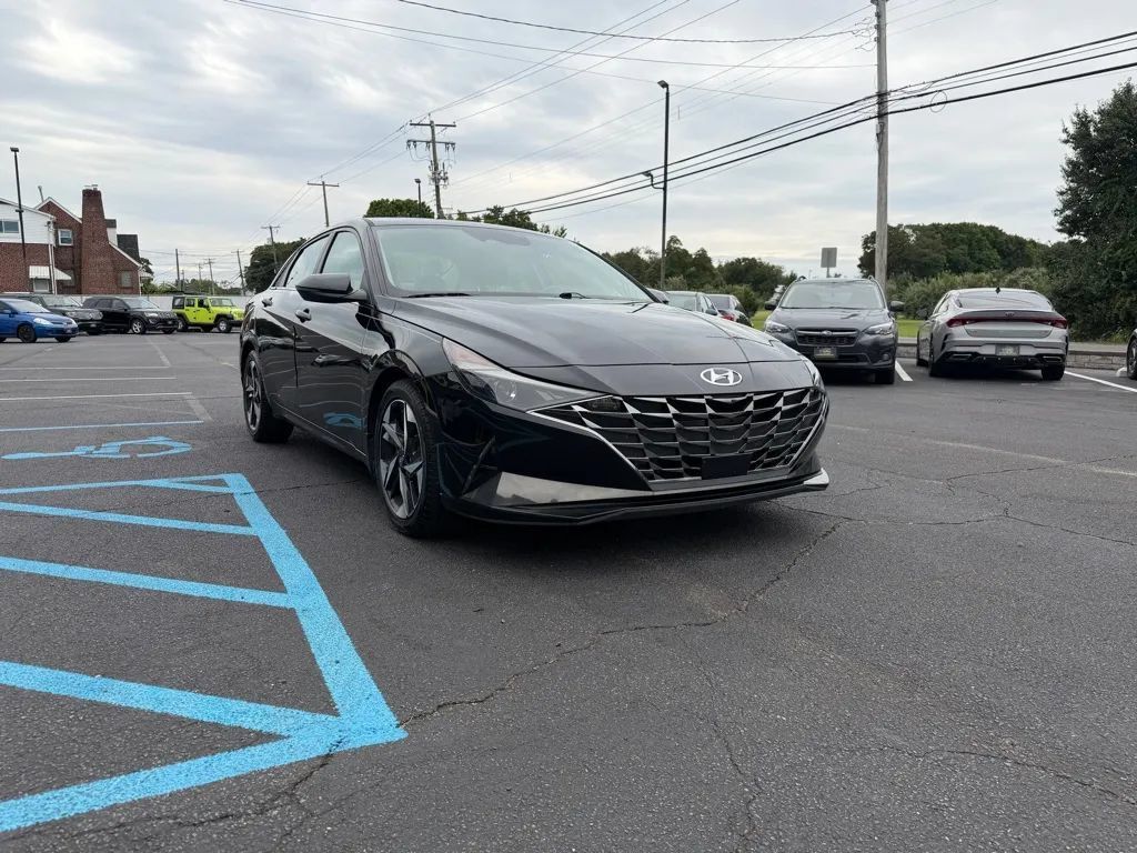 Used 2022 Hyundai Elantra SEL w/ Convenience + Premium Package FWD image 4