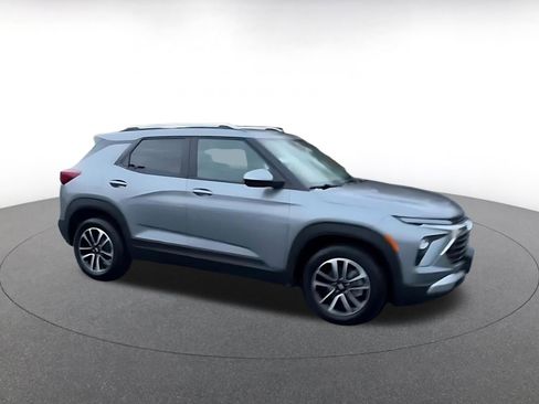 Used 2025 Chevrolet TrailBlazer LT image 2