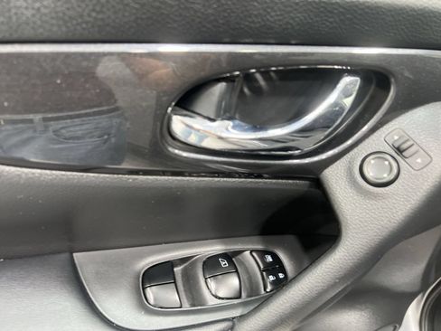 Used 2018 Nissan Rogue SV AWD/4WD image 13