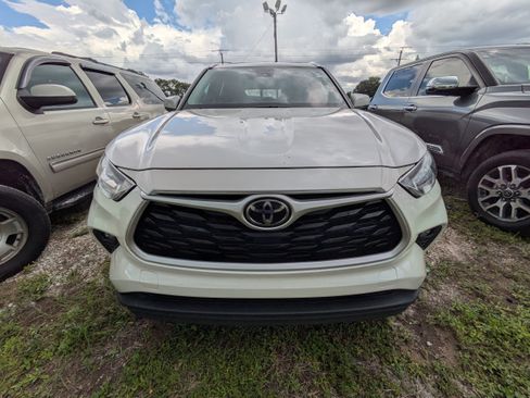 Used 2021 Toyota Highlander XLE FWD image 3