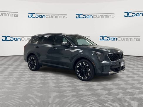 Used 2025 Kia Sorento EX FWD image 2