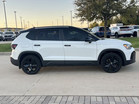 Certified 2025 Volkswagen Taos SE FWD image 11