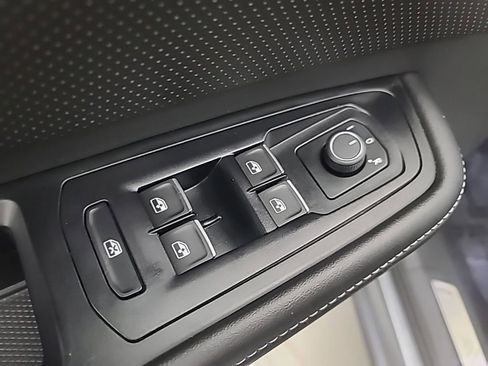 Used 2025 Volkswagen Atlas Cross Sport SE FWD image 22