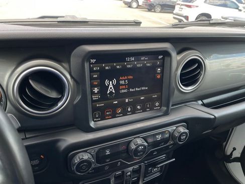 Used 2022 Jeep Wrangler Unlimited Sahara image 16