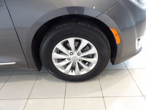 Used 2019 Chrysler Pacifica Touring-L image 22