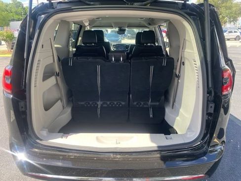 Used 2024 Chrysler Pacifica Touring-L FWD image 12