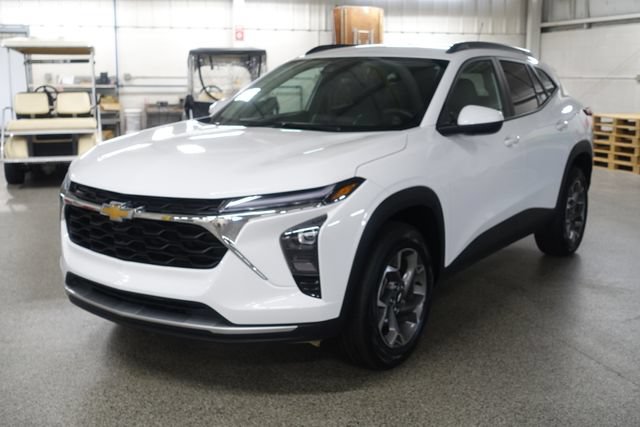 Used 2025 Chevrolet Trax LT FWD image 3