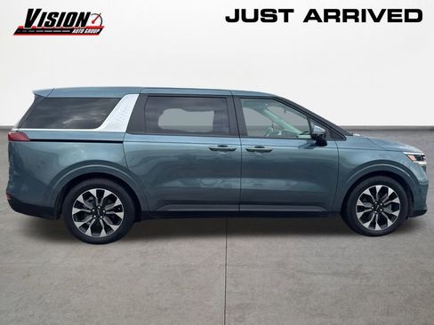 Used 2024 Kia Carnival EX image 4