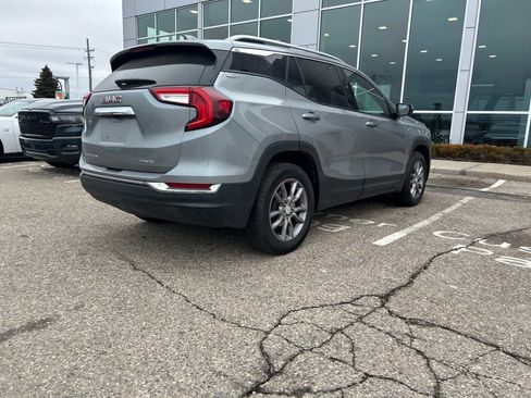 Used 2024 GMC Terrain SLT image 21