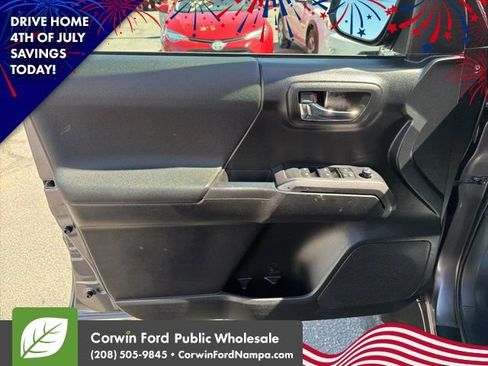 Used 2017 Toyota Tacoma TRD Off-Road w/ Premium & Technology Package AWD/4WD image 14