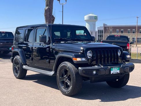 Used 2020 Jeep Wrangler Unlimited Sahara image 2