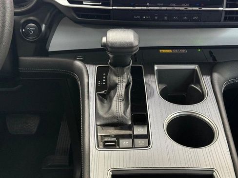 Used 2025 Toyota Sienna LE image 12