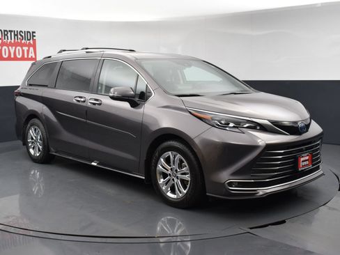Used 2024 Toyota Sienna Platinum AWD/4WD image 6