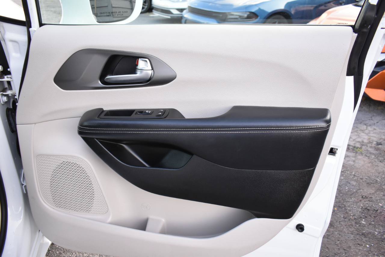 Used 2022 Chrysler Pacifica Touring-L FWD image 40