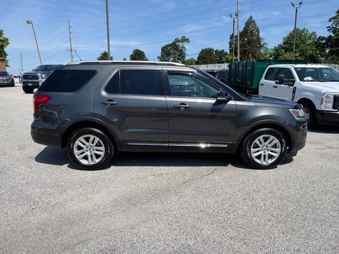 Used 2018 Ford Explorer XLT w/ Equipment Group 202A FWD image 2
