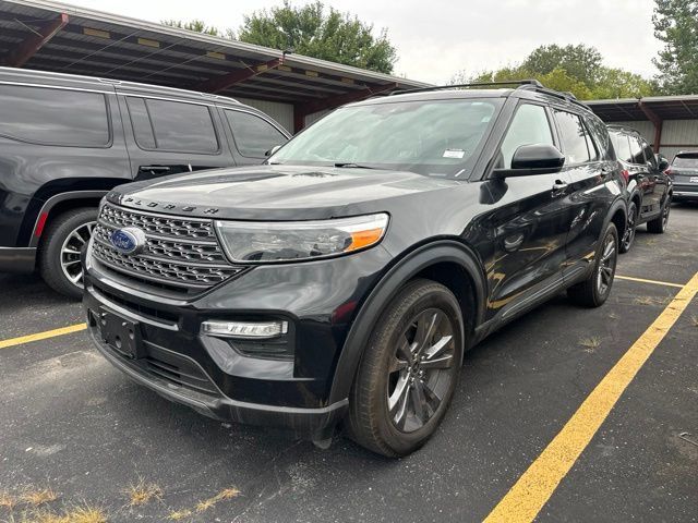 Used 2023 Ford Explorer XLT w/ XLT Sport Appearance Package AWD/4WD image 17
