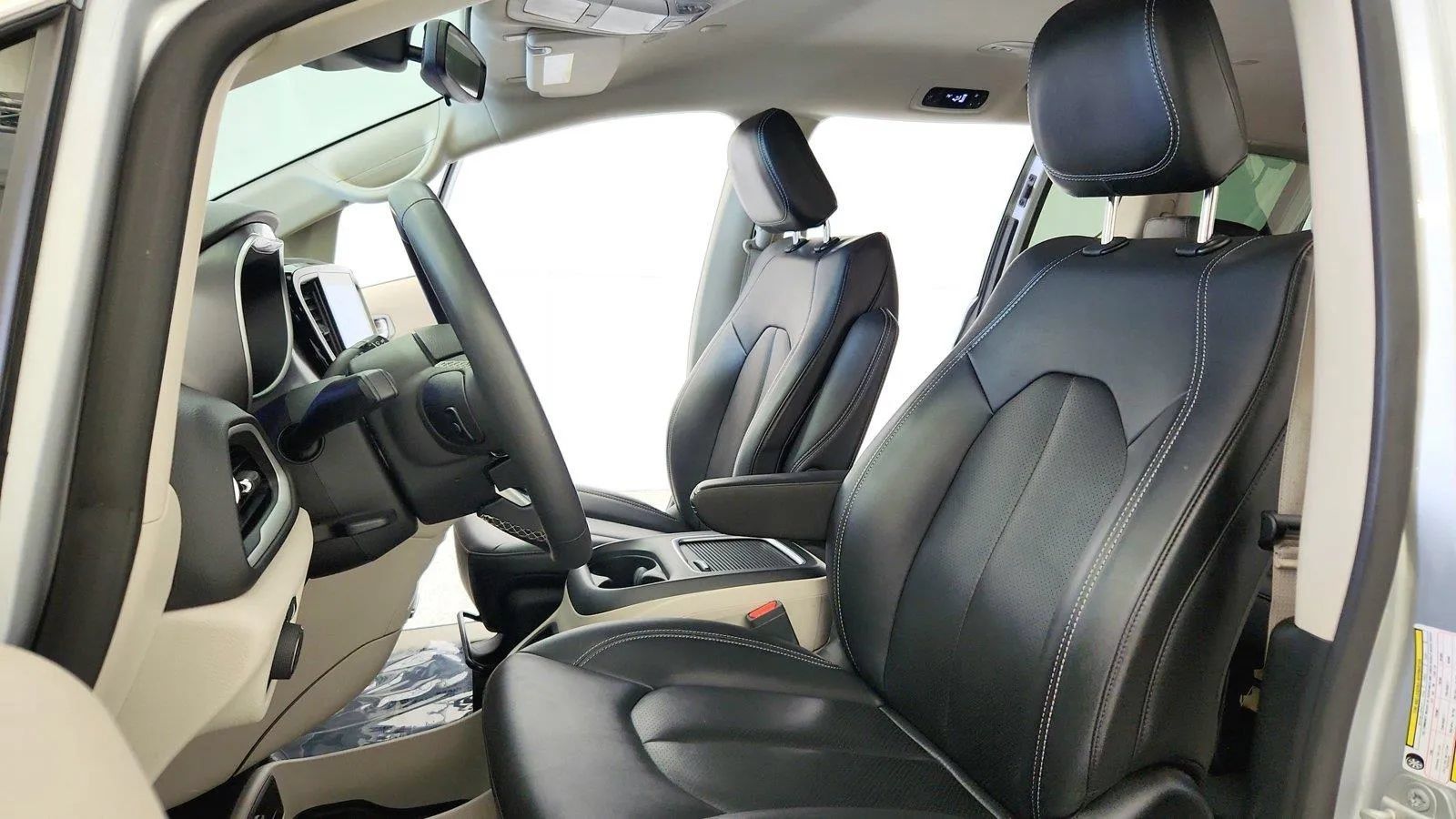 Used 2024 Chrysler Pacifica Touring-L FWD image 19