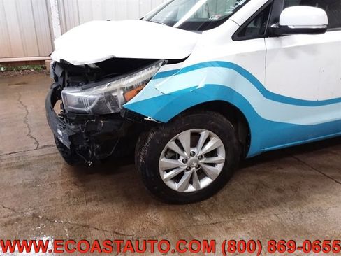 Used 2015 Kia Sedona LX image 19