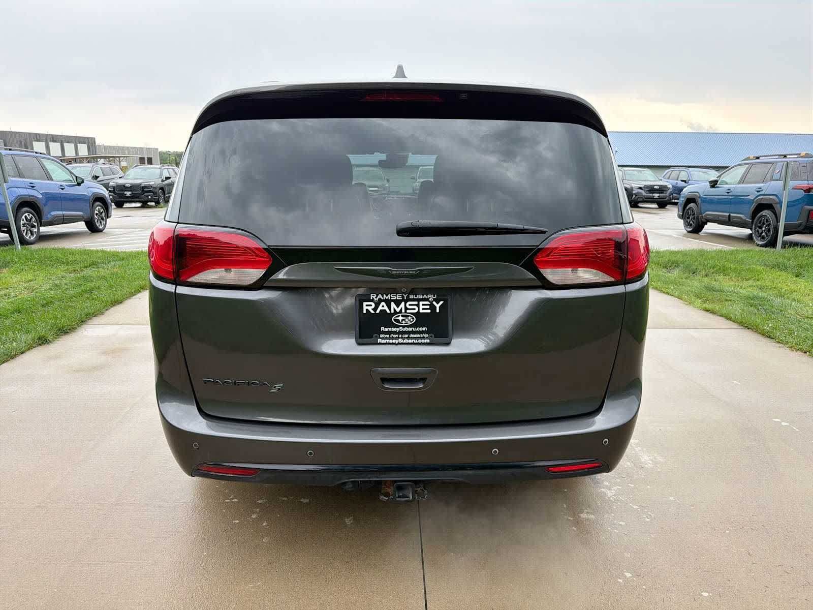 Used 2018 Chrysler Pacifica Touring-L Plus FWD image 5