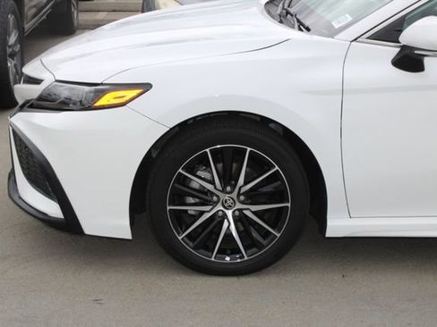 Used 2024 Toyota Camry SE FWD image 4