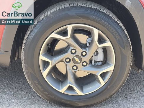 Certified 2025 Chevrolet Trax LT w/ Sunroof Package FWD image 2