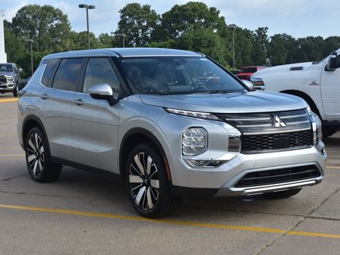 Used 2025 Mitsubishi Outlander SE FWD image 3