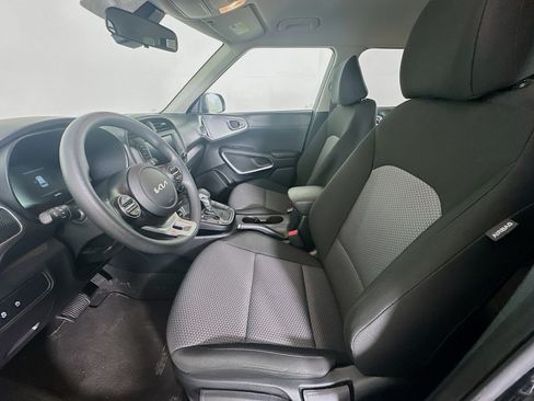 Used 2025 Kia Soul LX w/ LX Technology Package FWD image 13