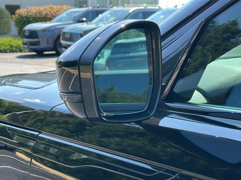 Used 2025 Land Rover Range Rover Velar Dynamic SE image 10