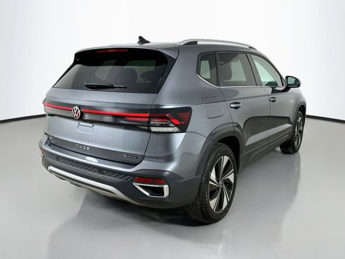 Used 2025 Volkswagen Taos SE w/ Panoramic Sunroof Package AWD/4WD image 5