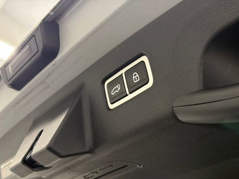 Used 2023 Kia Sorento SX image 9