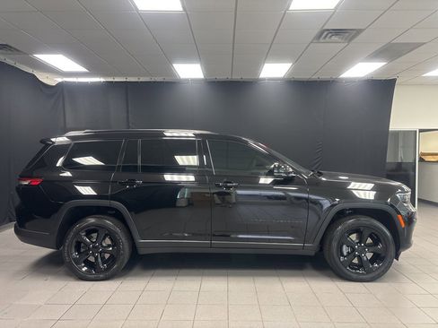 Used 2025 Jeep Grand Cherokee L Altitude image 2