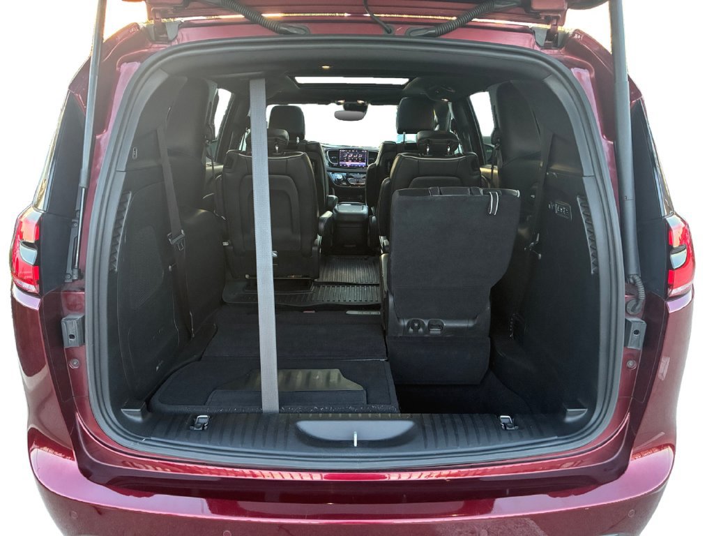 Used 2022 Chrysler Pacifica Limited w/ Uconnect Theater Family Group FWD image 28